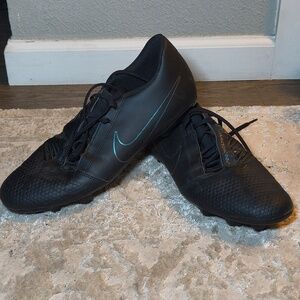 Men's Nike Black Soccer Cleats with Subtle Teal Accent Size 11 Q9